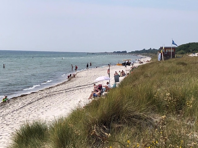 I närheten av campingen ligger en vit strand. 