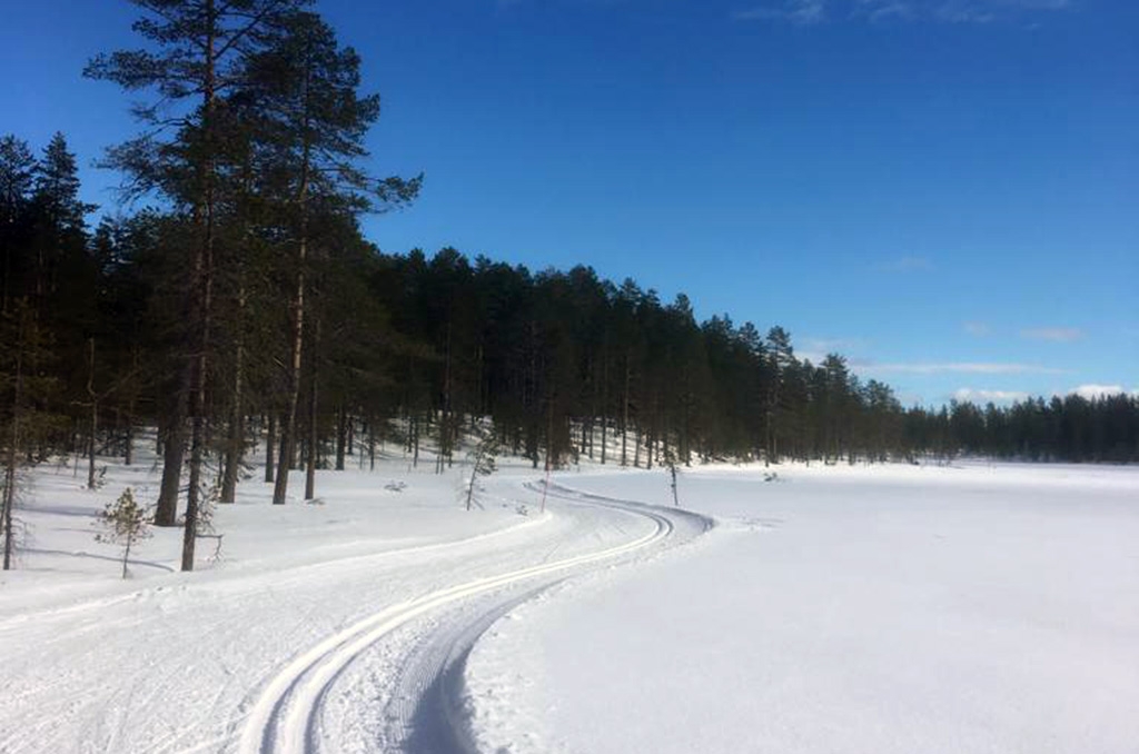 Kombinera camping med skidåkning.