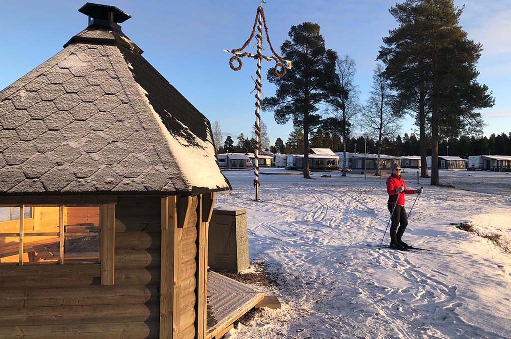 Kombinera camping med skidåkning.