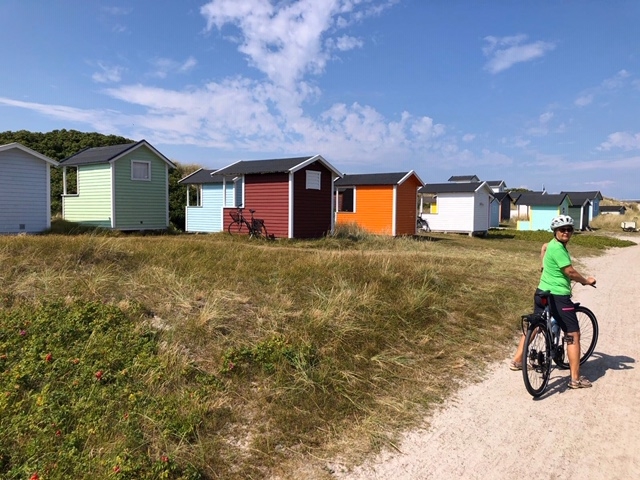 Skanörs vackra strand med sina badhytter. 