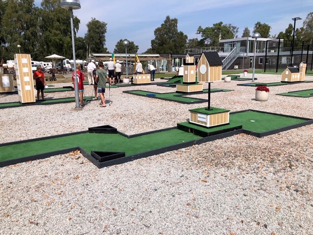 Minigolf är en av aktiviteterna som campingen erbjuder. 